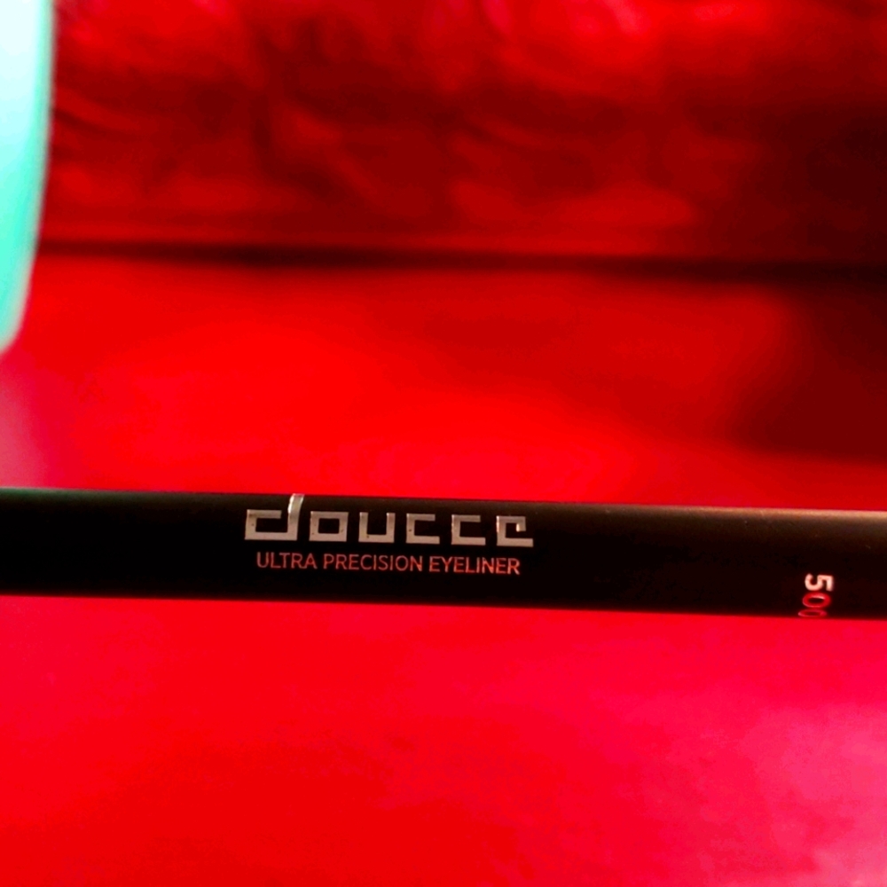 Water proof eyeliner